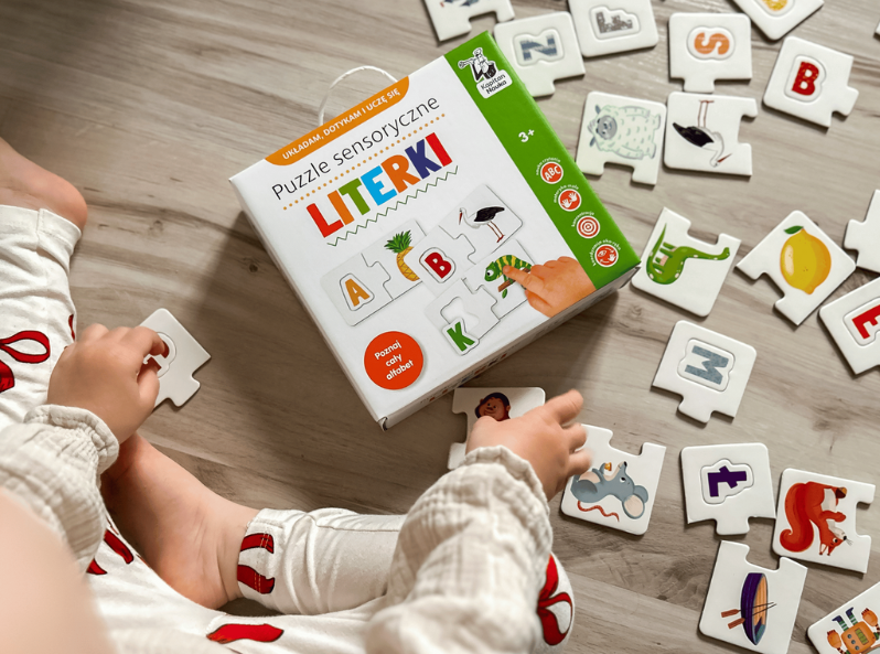 Puzzle sensoryczne z literkami